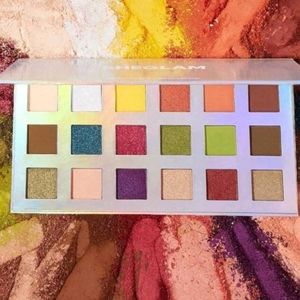 New, 18-pan "Artistry" Eyeshadow Palette